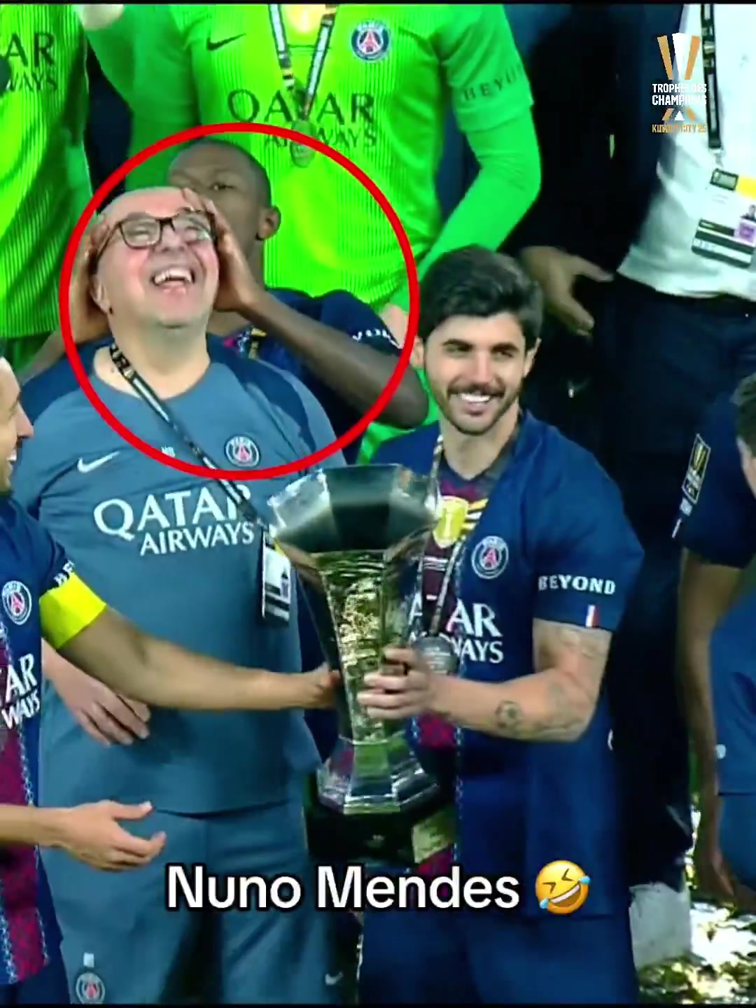 有趣一幕！隊友捧杯慶祝奪冠，努諾·門德斯捧工作人員光頭