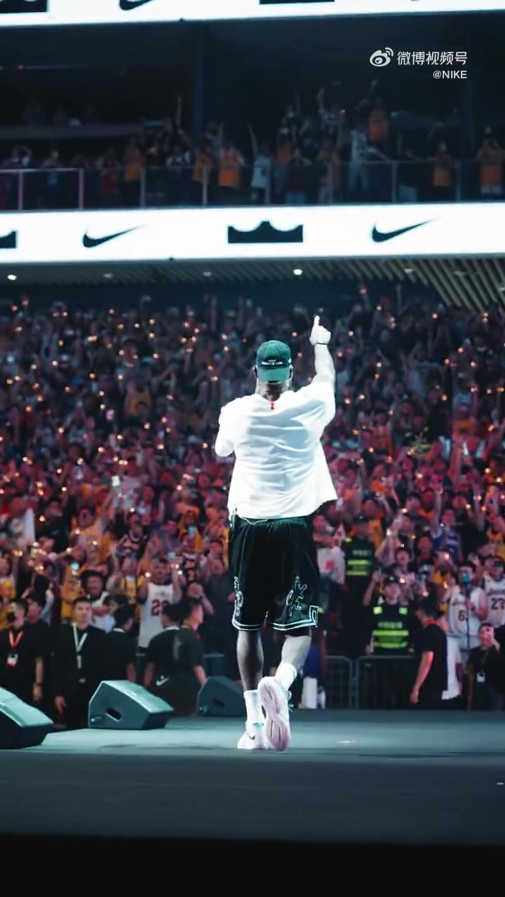 【球盟会】氛围燃爆了！詹姆斯在成都出席活动 掏出手机拍摄全场球迷欢呼