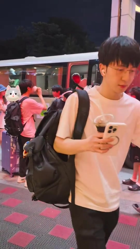 BLG发布抵达深圳动态：掉落一个酒店到达视频
