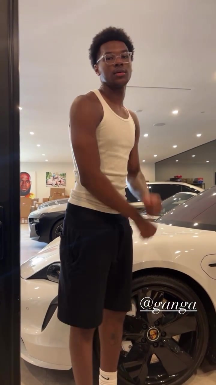 家庭套餐！纹身师晒受邀前往詹姆斯家中 为其一家四口进行纹身