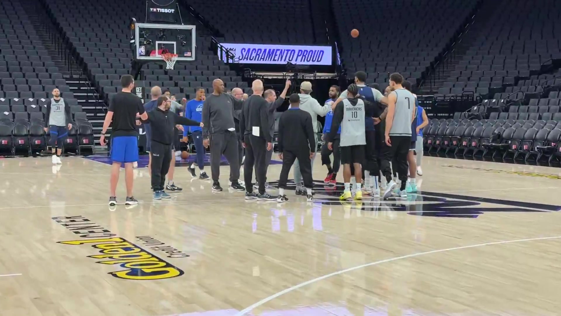 傳奇控衛(wèi)對(duì)決??獨(dú)行俠訓(xùn)練結(jié)束后 歐文和基德進(jìn)行了一波攻防