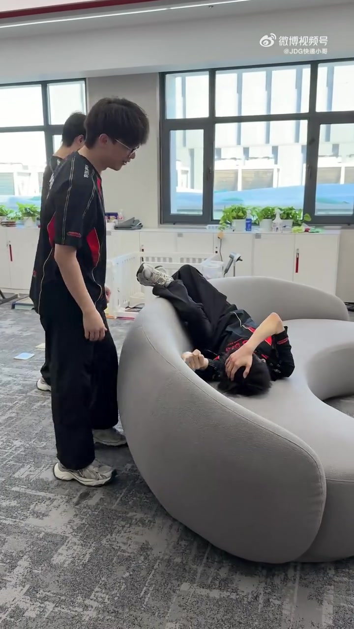 【万博电竞】JDG分享选手日常花絮：沙发不是椅子，兄弟不是坐垫