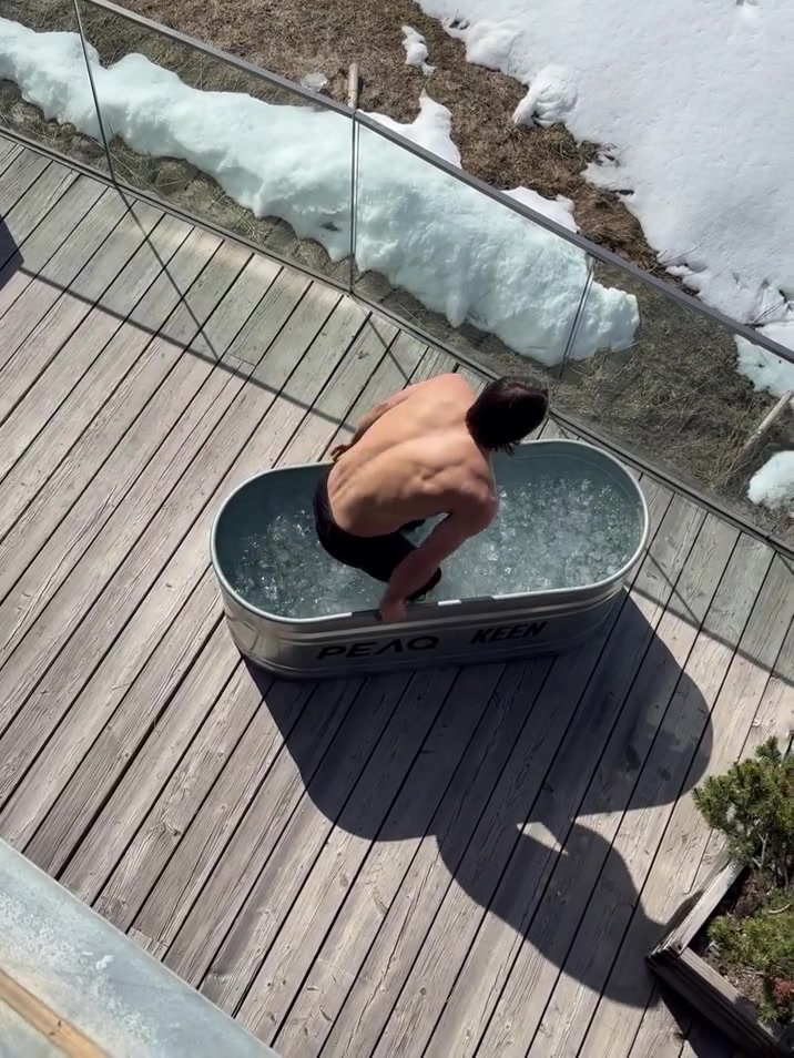 【有道理嘛?】索默社媒晒回到瑞士度假照片，户外泡冰浴+直升机上看雪山(图2)