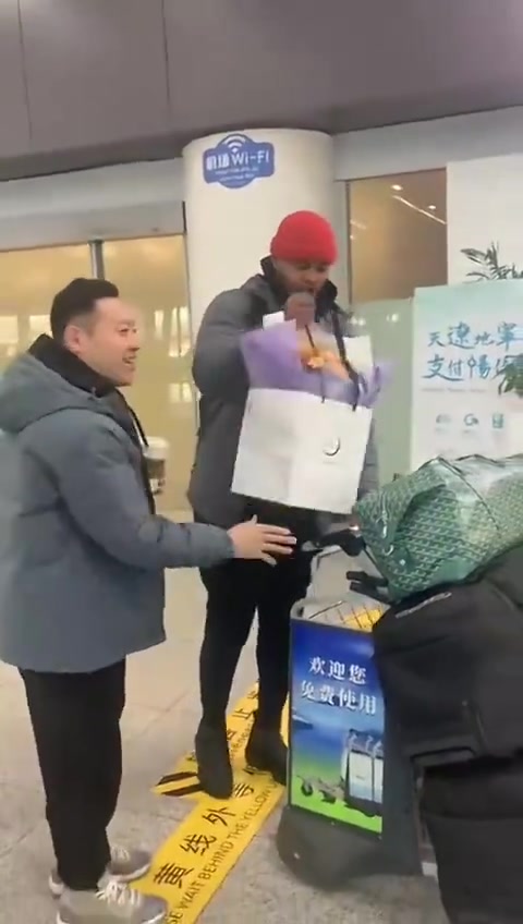 來(lái)了！媒體人：遼寧男籃新外援馬庫(kù)斯·亨特抵達(dá)沈陽(yáng)