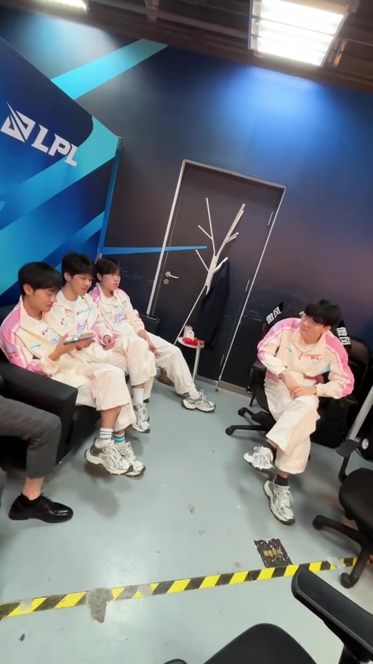 【万博电竞】BLG分享选手后台花絮：沙发争夺战（其实是k去采访了