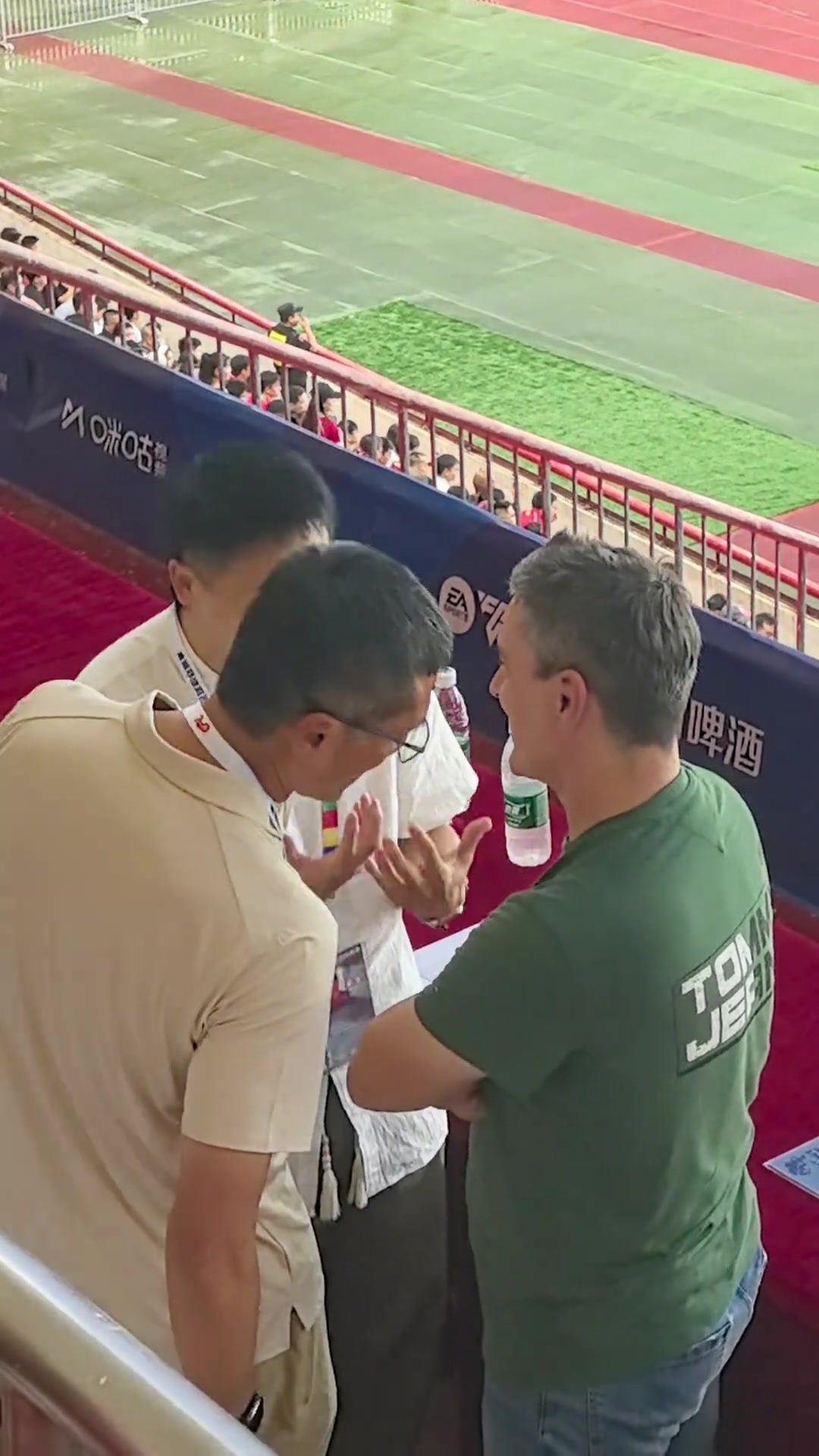 国足主帅邵佳一和U23国青主帅安东尼奥观战河南，两人现场交流