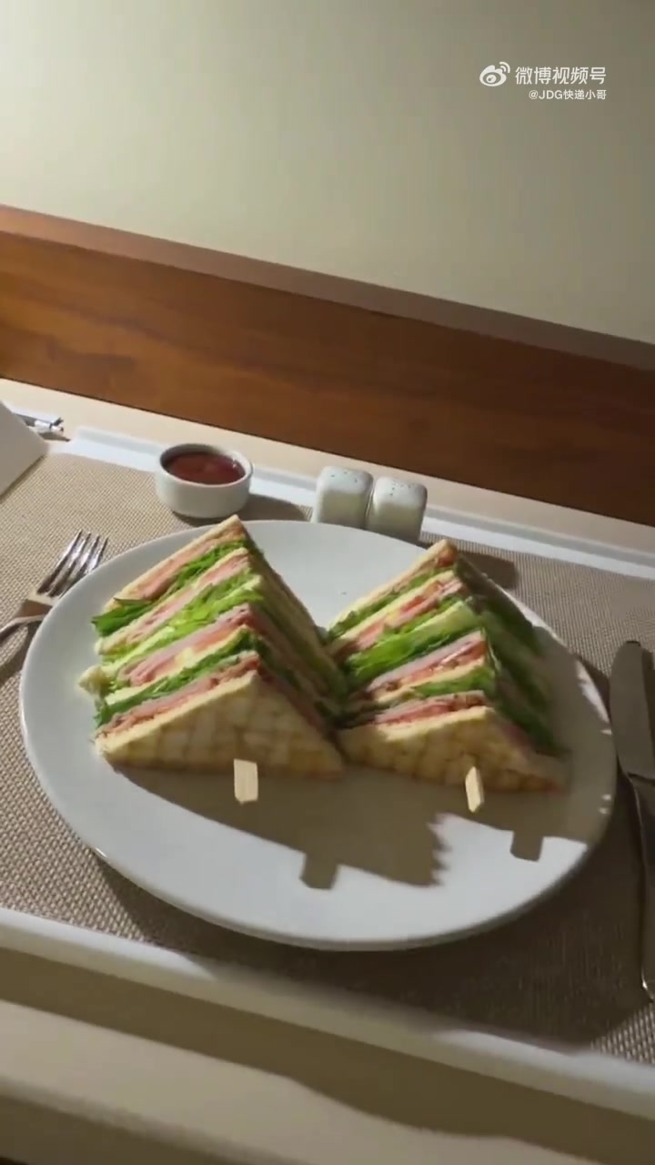 JDG工作人员晒照：落地美食大赏😋 猜猜都是谁吃的