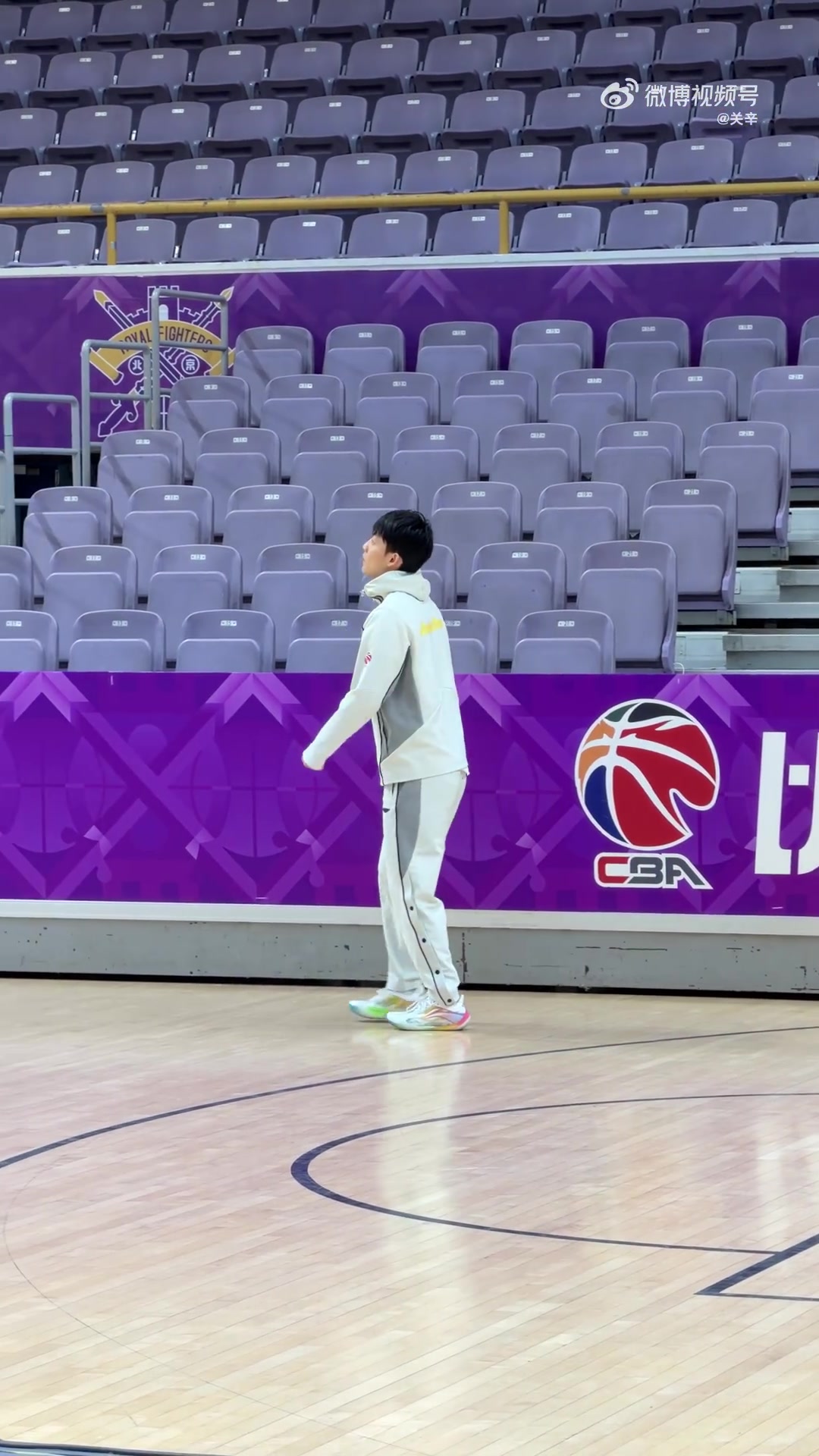 [体育世界]记者：徐杰和奎因今天参加了广东的训练 进行有限的恢复性训练(图2)