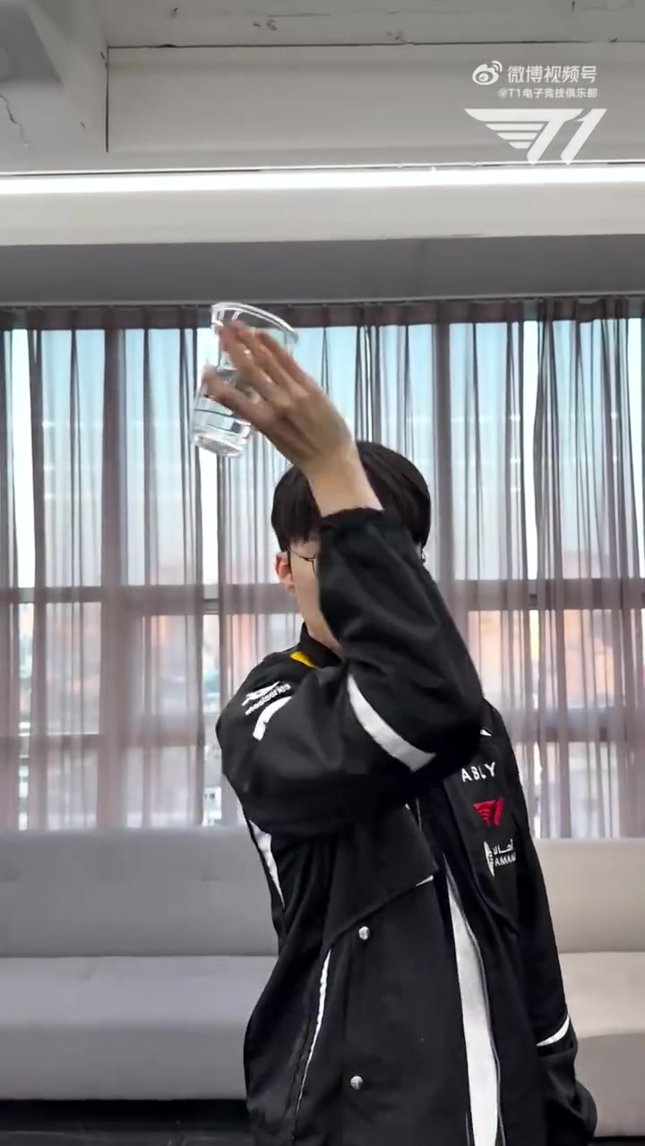 T1分享Faker、Peyz整活：我们选手们喝水都是这样喝的呀【球盟会】