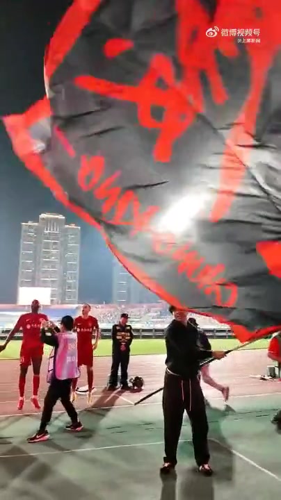 [体育有料]铜梁龙击败三镇赛后，李镇全和❗向余望在场边与球迷一同庆祝胜利(图2)