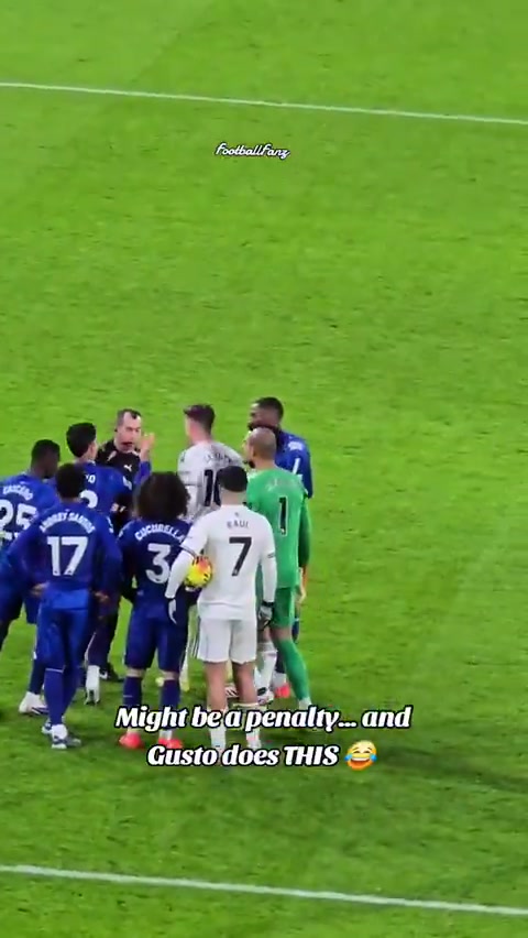 小機(jī)靈！切爾西禁區(qū)附近犯規(guī)，古斯托趁人不注意試圖破壞點(diǎn)球點(diǎn)