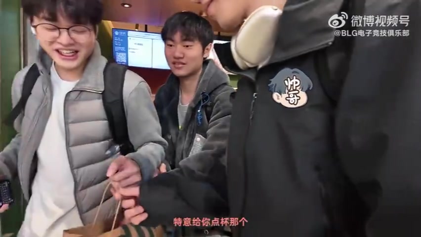 BLG选手动态：经历了30+小时长途旅程，第一批小分队抵达圣保罗啦【球盟会】