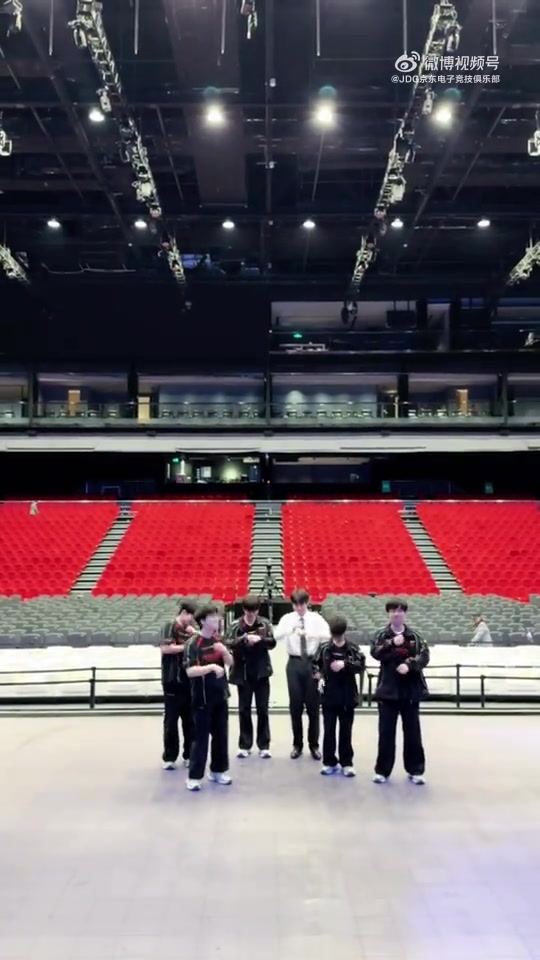 【万博电竞】战胜IG后JDG发布视频：七小只（带多宝版）误闯北神树主场