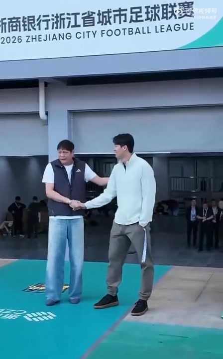 [体坛头条]吴越杯首轮对决将拉开大幕，范志毅和汪顺在揭幕战活动中同框(图2)