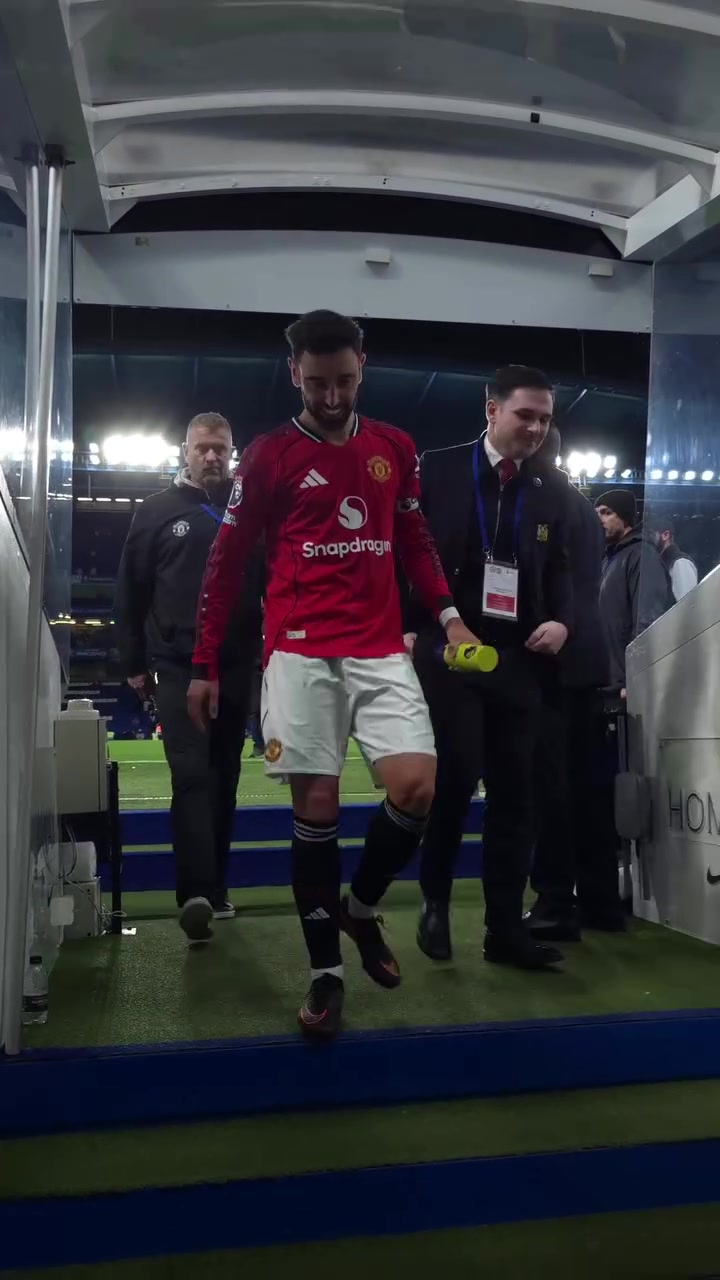 [你怎么看？]B费离场时险些滑倒，曼联社媒晒视频调侃：这下化解得漂亮(图2)