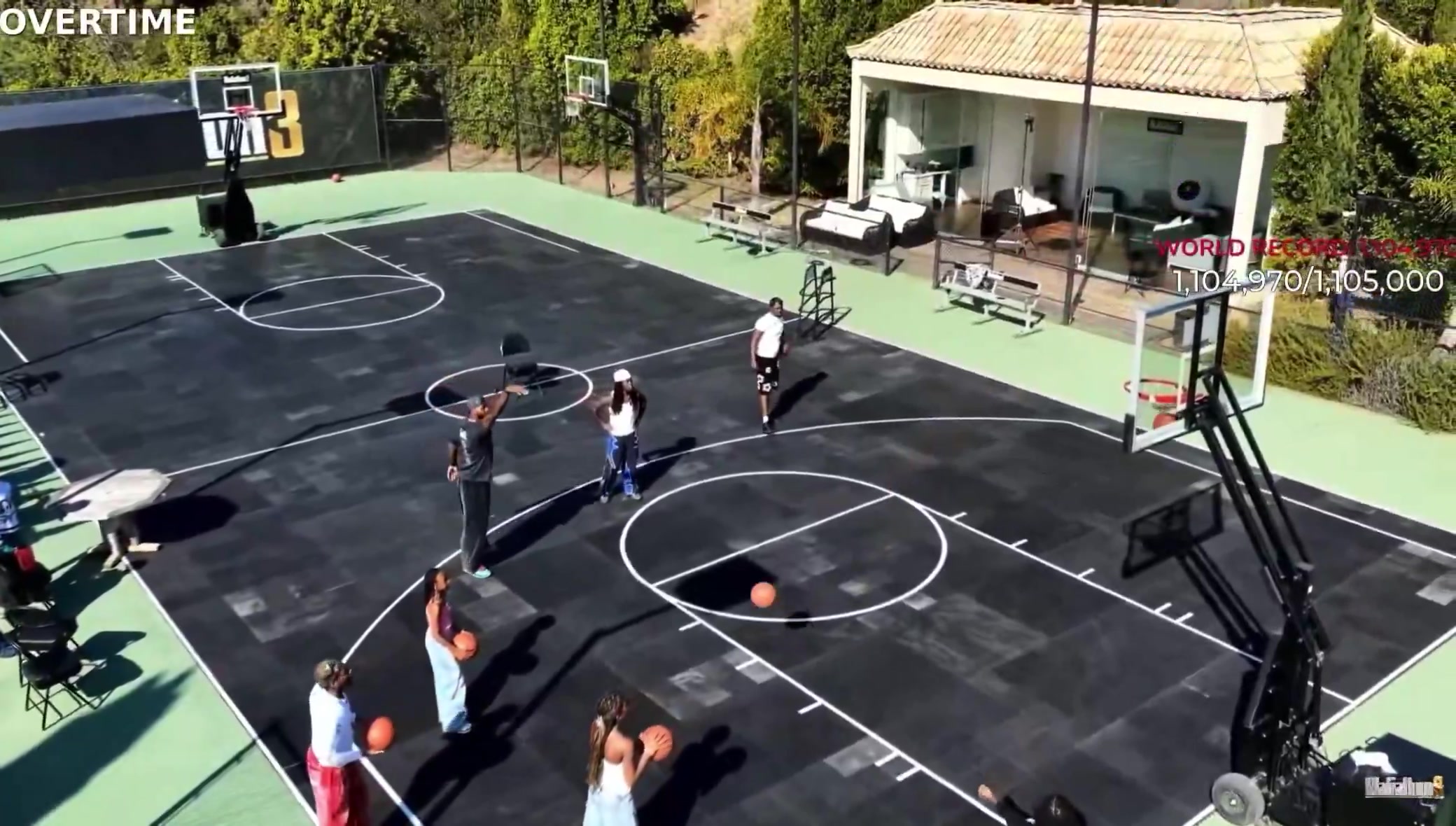 【球盟会】在网红直播间投三分13仅中2 詹姆斯打趣：我觉得篮筐有点歪😂