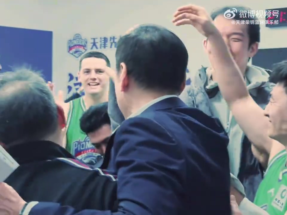 張德貴指導(dǎo)更衣室演講：還有31場 繼續(xù)努力 繼續(xù)贏球