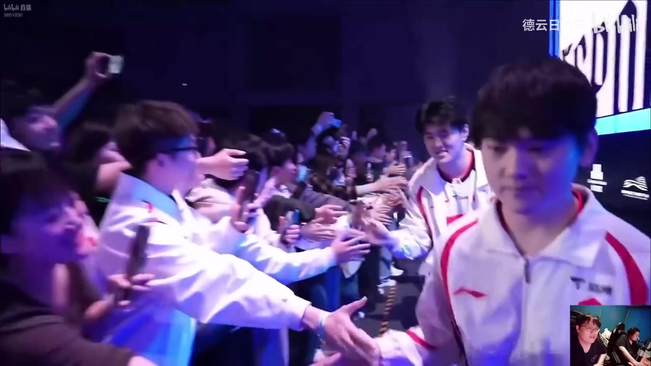 能不能别站哥哥旁边啊！DYS看fengyue净身高195：我们得仰头看！【球盟会】