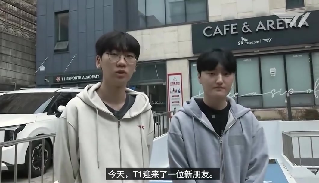 新老传承这块😆Doran为Peyz介绍T1办公楼并送礼物