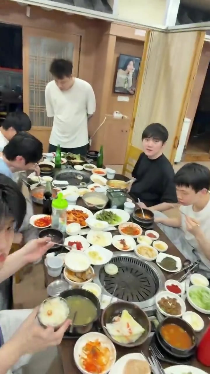 TES分享选手视频：韩国第一天，烤肉【球盟会】