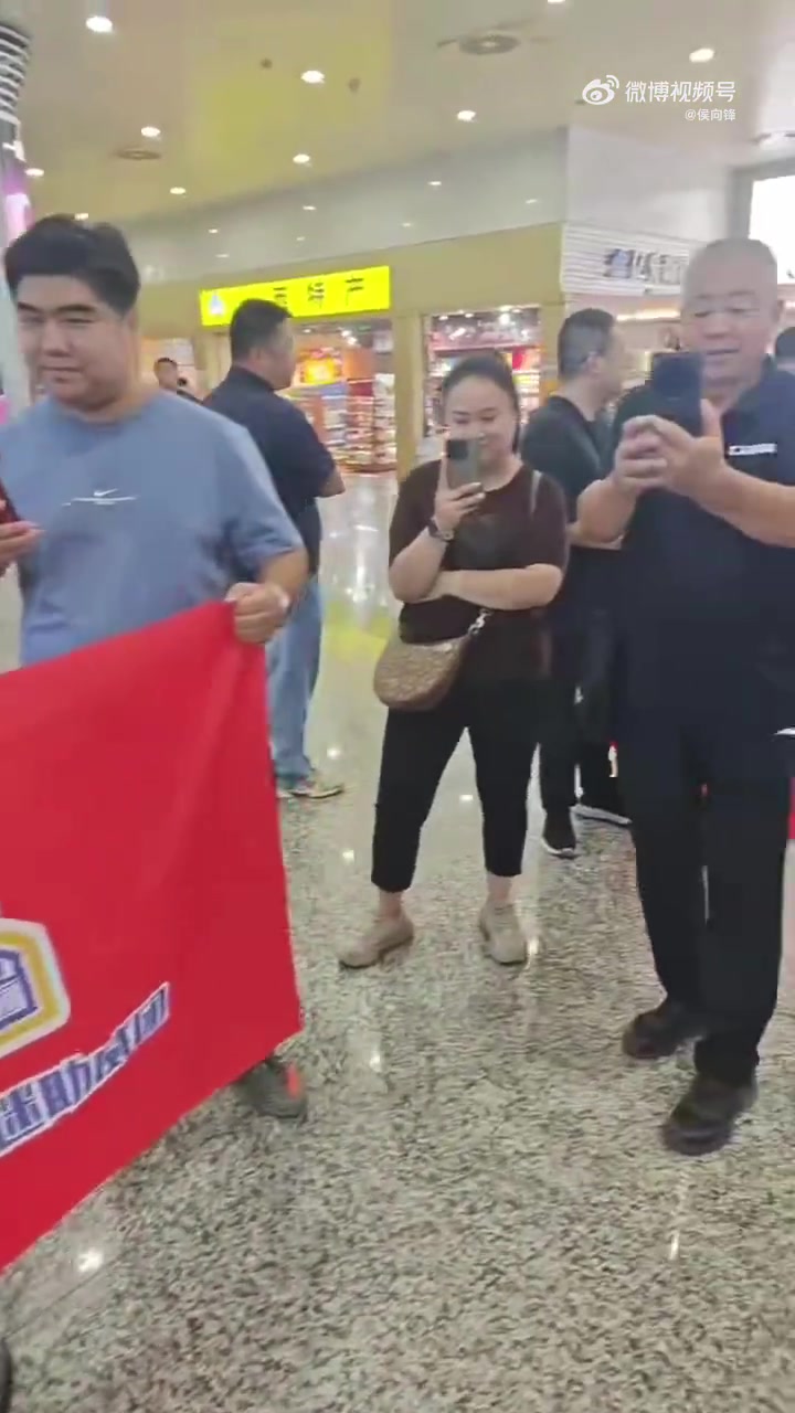 山西球迷接机球队大外援彼得·科尔纳利