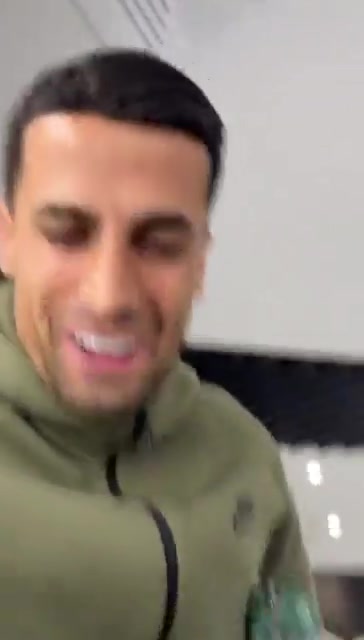 開(kāi)心到飛起！坎塞洛得知即將租借回歸巴薩，在更衣室興奮拍視頻