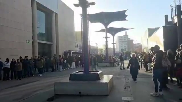 【你怎么看？】售价34.99欧元！球迷排长队购买巴萨吉祥物CAT毛绒玩具(图2)