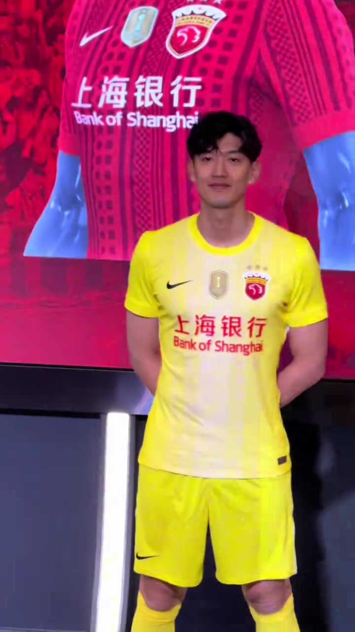 [赛事追踪]记者晒海港新赛季球衣上身照：红⭐得比❕较清新一些，挺好看的(图3)