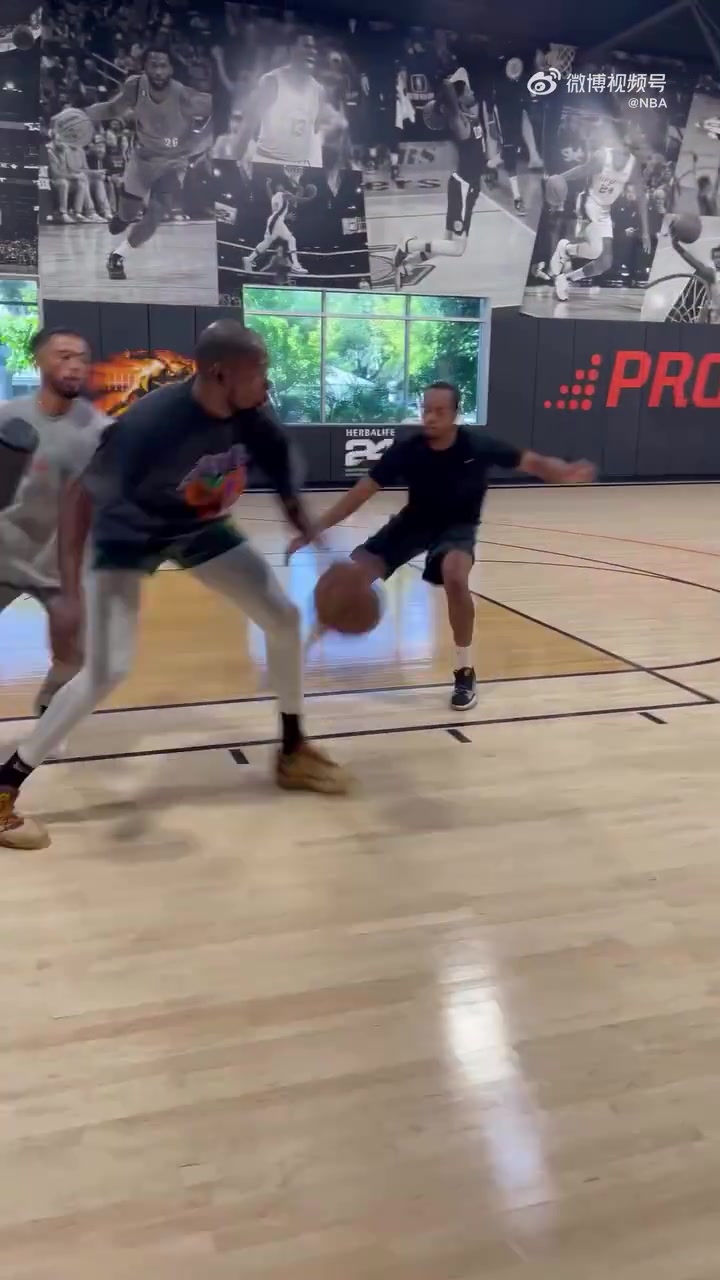 养养眼😍杜兰特夏日特训最新动态 背打转身招牌中投轻松命中