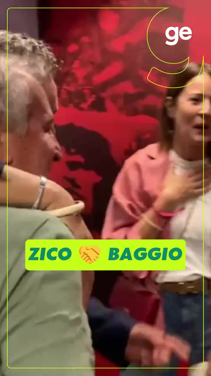 【球盟会】传奇🤝传奇!济科和巴乔在巴西vs意大利传奇赛前见面拥抱