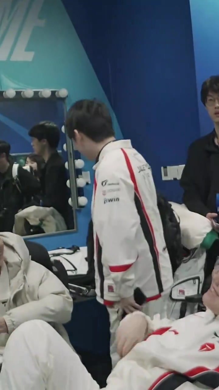 【万博电竞】TES调试日小视频-369：不是，你过来干嘛；JKL：调试啊