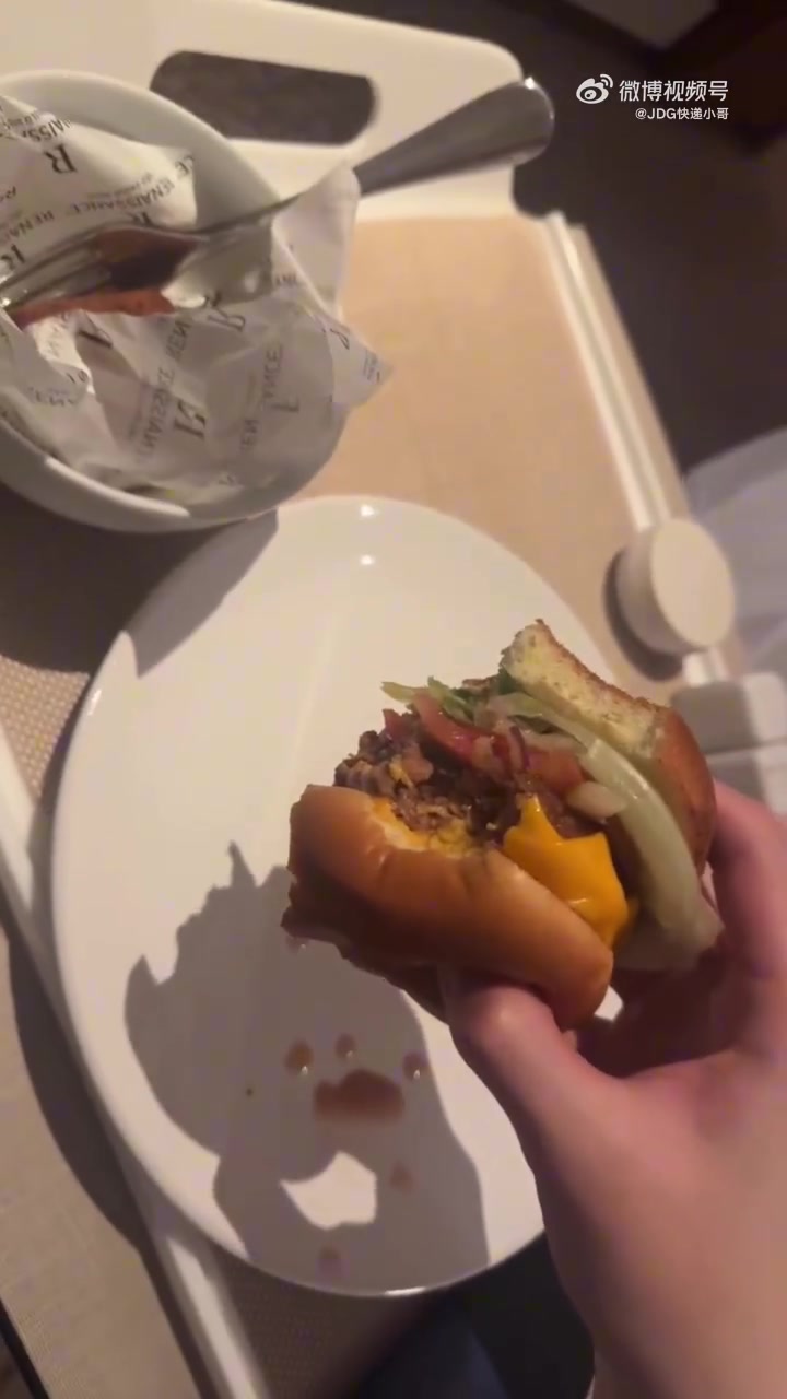 JDG工作人员晒照：落地美食大赏😋 猜猜都是谁吃的