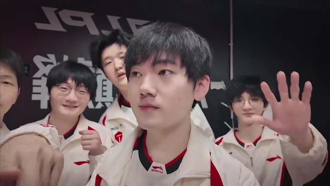 【万博电竞】JackeyLove赛后发布视频：兄弟们，五连胜了！