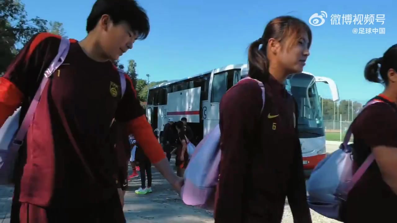 当地时间10月3日16:00，中国U-17女足在摩洛哥开始了首堂训练课