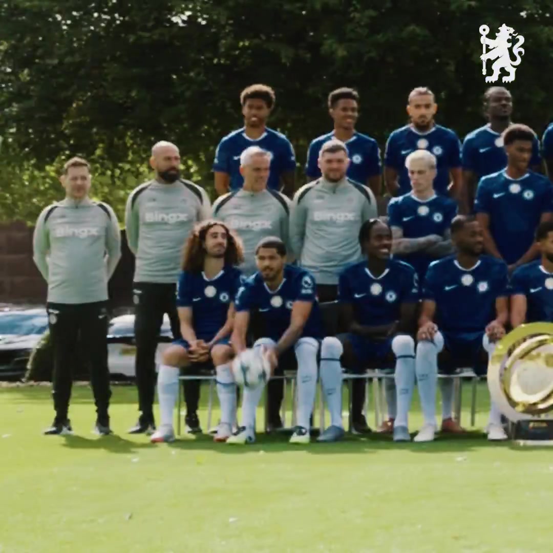 切尔西官推晒全家福拍摄花絮：教练玩库库雷利亚头发