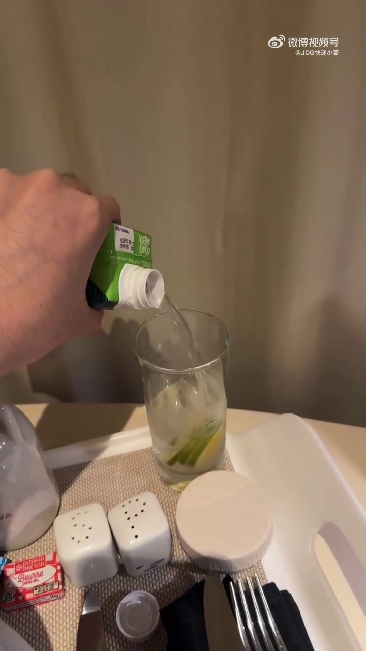 JDG工作人员晒照：落地美食大赏😋 猜猜都是谁吃的