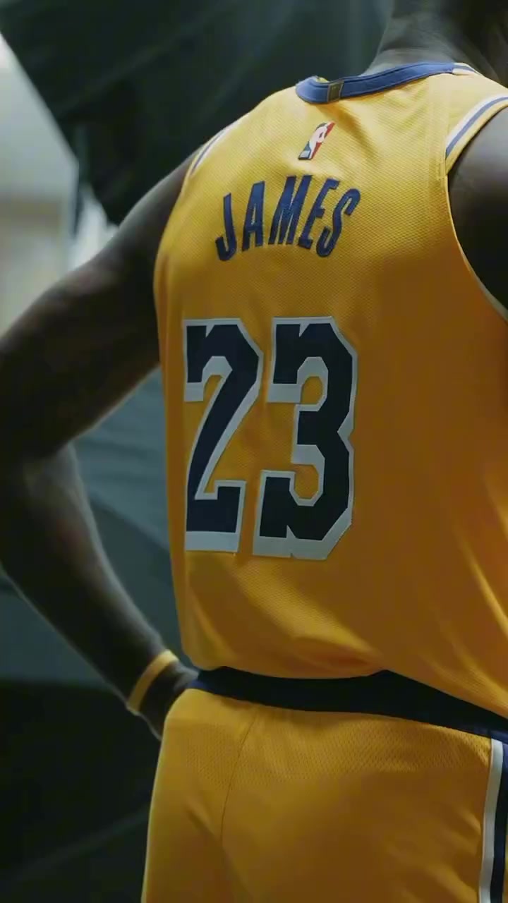 【球盟会】湖人官方晒全队集体自拍向球迷问好：我们回来啦！