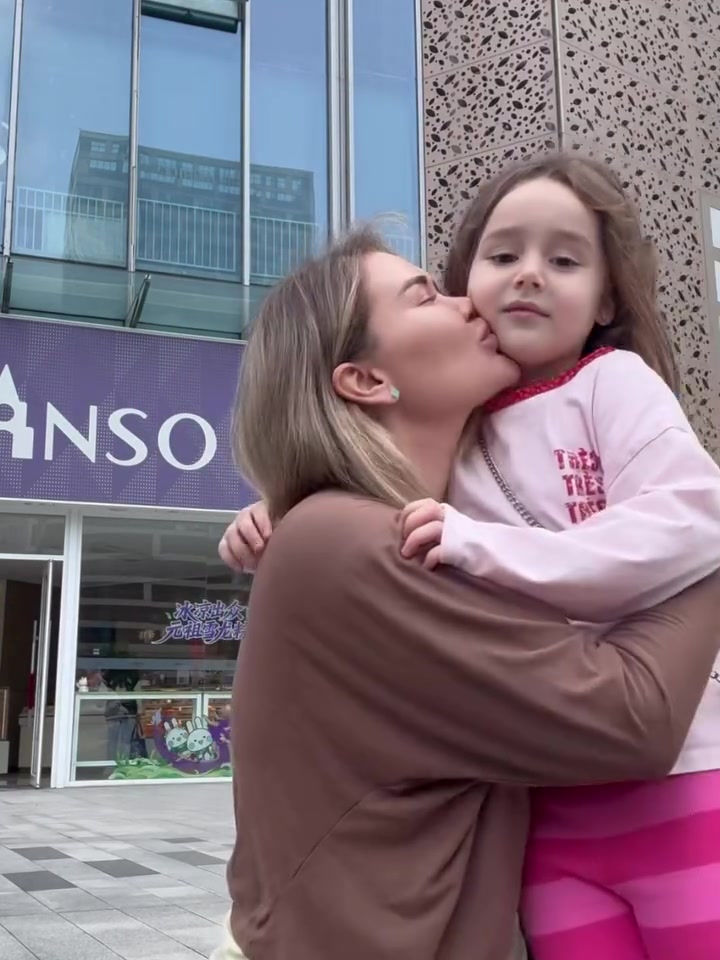 【你怎么看？】一家四口很幸福！米特里策妻子晒动态，米特里策和孩子为她庆生(图6)