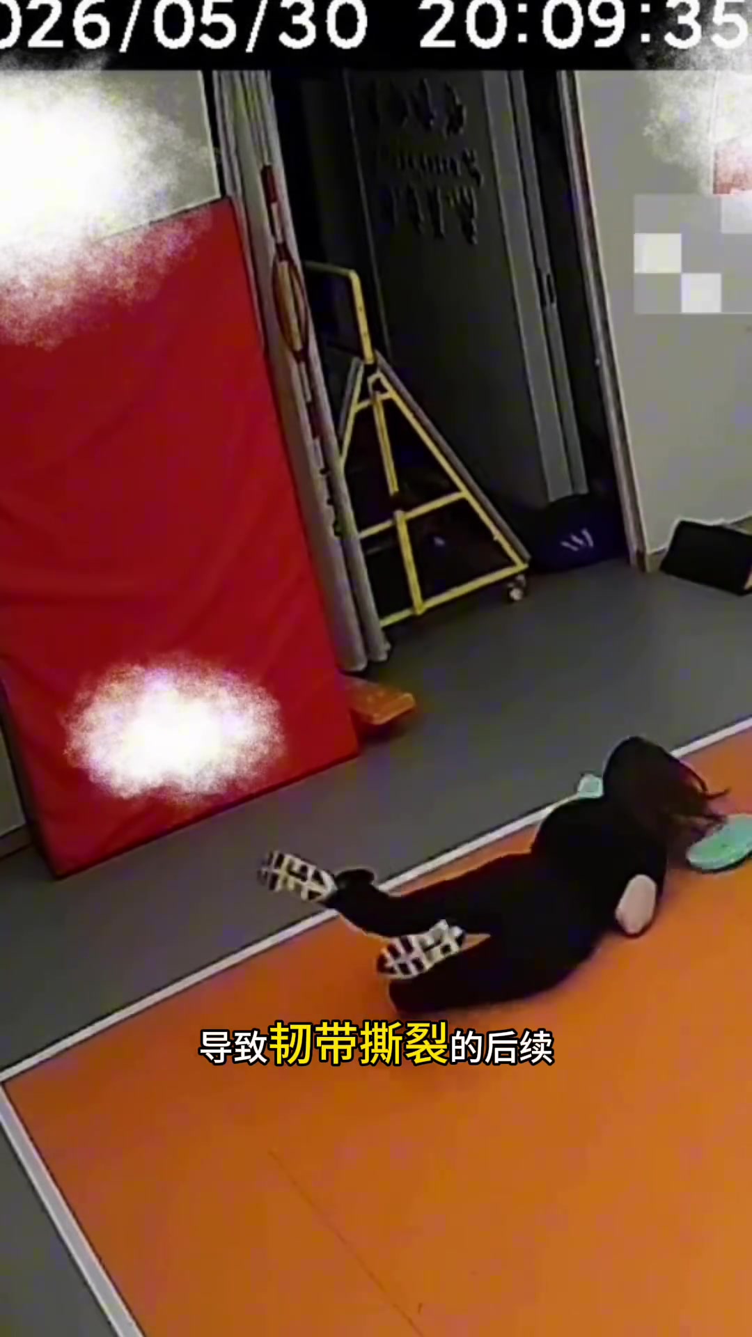 离谱！球馆工作人员在女生投篮时设置障碍 导致后者脚踝韧带撕裂