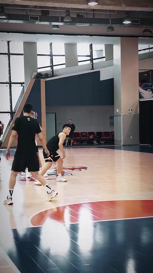 福建男篮夏训进行时！专注当下 继续打磨！