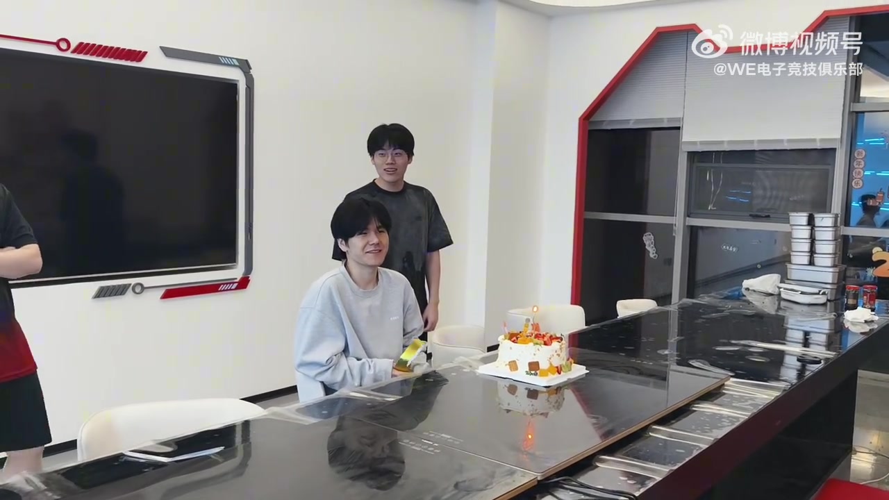 【万博电竞】WE官方祝贺About生日快乐：新的一岁继续加油🎂