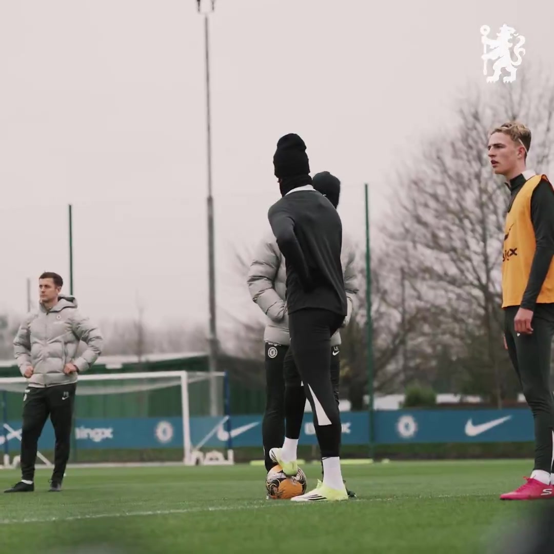 首訓(xùn)！切爾西新帥羅塞尼爾首次帶隊(duì)訓(xùn)練，激情呼喊+與球員搭肩